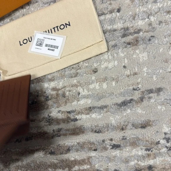 Louis Vuitton passport cover - Picture 7 of 12